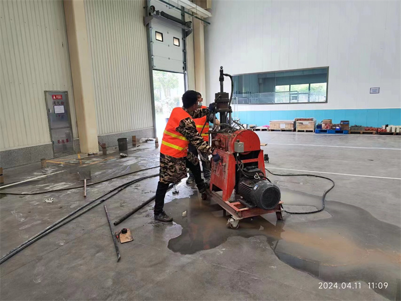 小板镇厂房地面下沉塌陷注浆加固施工